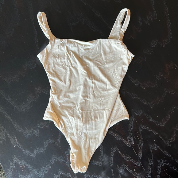 FITS EVERYBODY SQUARE NECK BODYSUIT NUDE - Picture 2 of 2